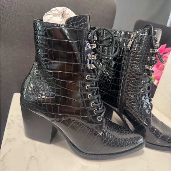 ARIDER GIRL Elegant Black Croc-Embossed Ankle Boots - Picture 7 of 11